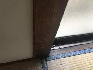 窓枠カビ処理前