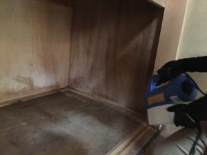 カビ取り剤を噴霧しています