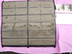 埃だらけのエアコンフィルター